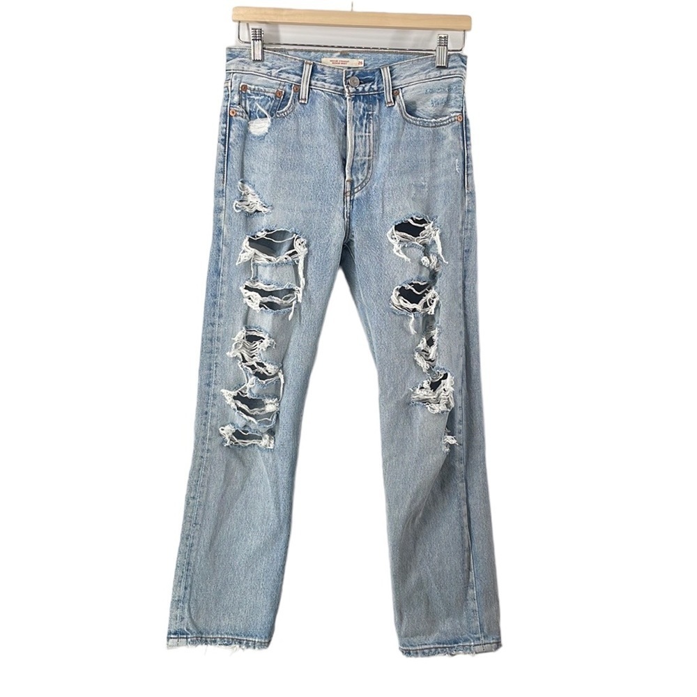 Levi’s wedgie straight light wash distressed front and back 100% cotton sz 26